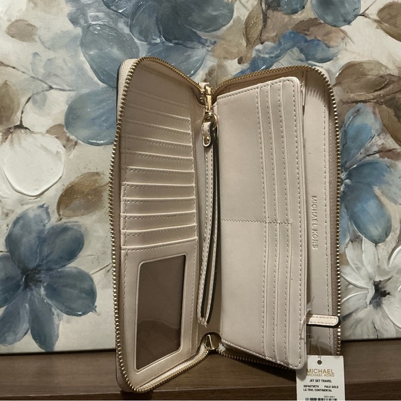 Michael Kors Wallet - Picture 2 of 3